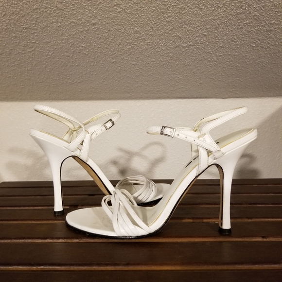 white heeled shoes size 6